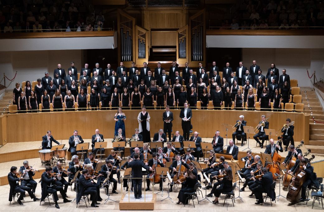 Kirill Petrenko al frente de la Orquesta Filarm&oacute;nica de Berl&iacute;n y el Orfe&oacute; Catal&agrave; &copy; Monika Rittershaus