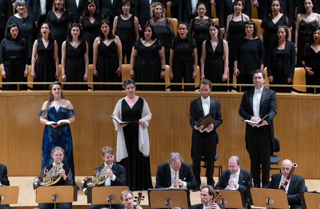 Los solistas Louise Alder, Wiebke Lehmkuhl, Mauro Peter, Kre&scaron;imir Stražanac y el Orfe&oacute; Catal&agrave; &copy; Monika Rittershaus