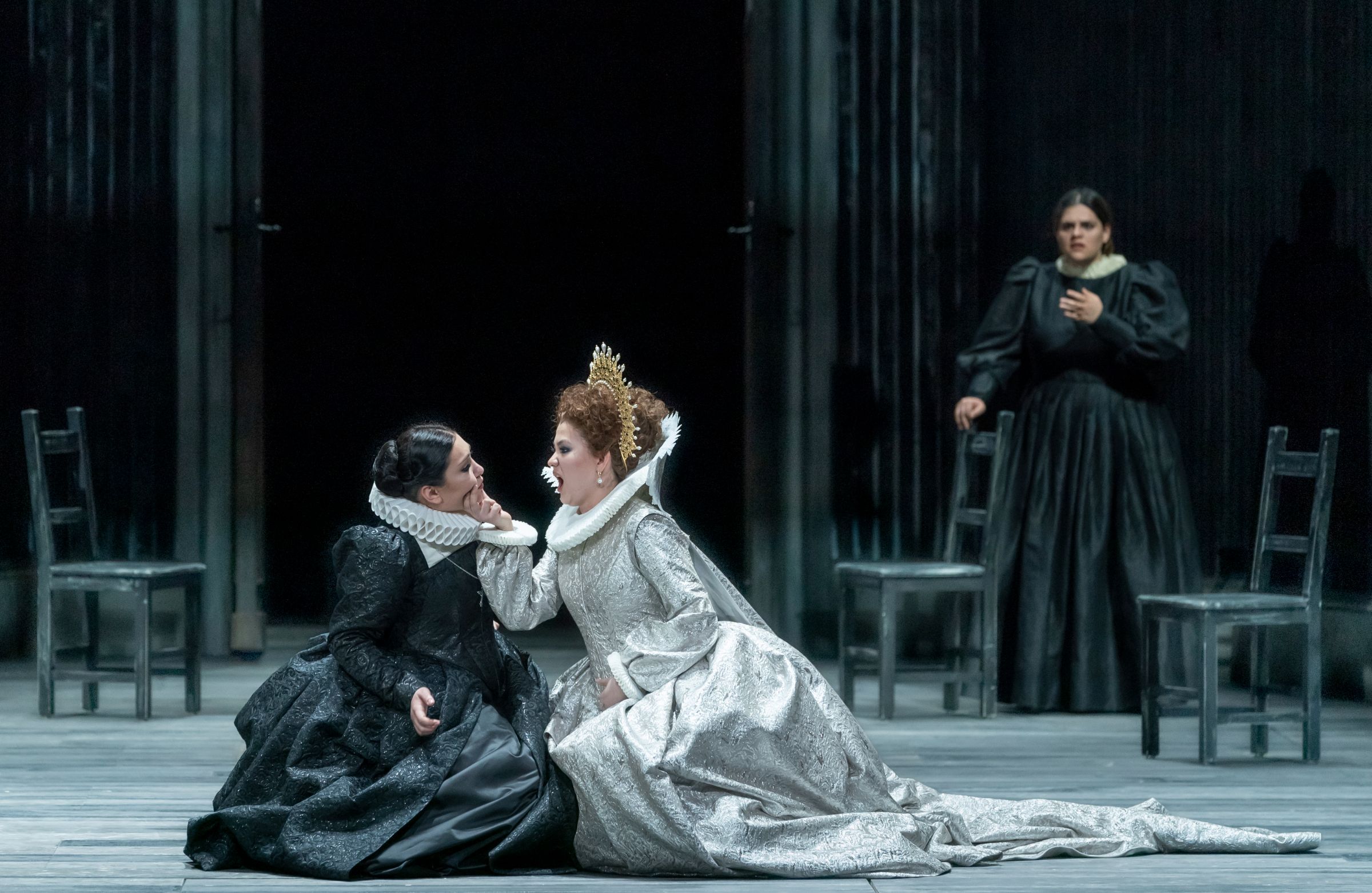 Kristina Mkhitaryan (Maria Stuarda), Aigul Akhmetshina (Elisabetta) &copy; Dutch National Opera | Ben van Duin