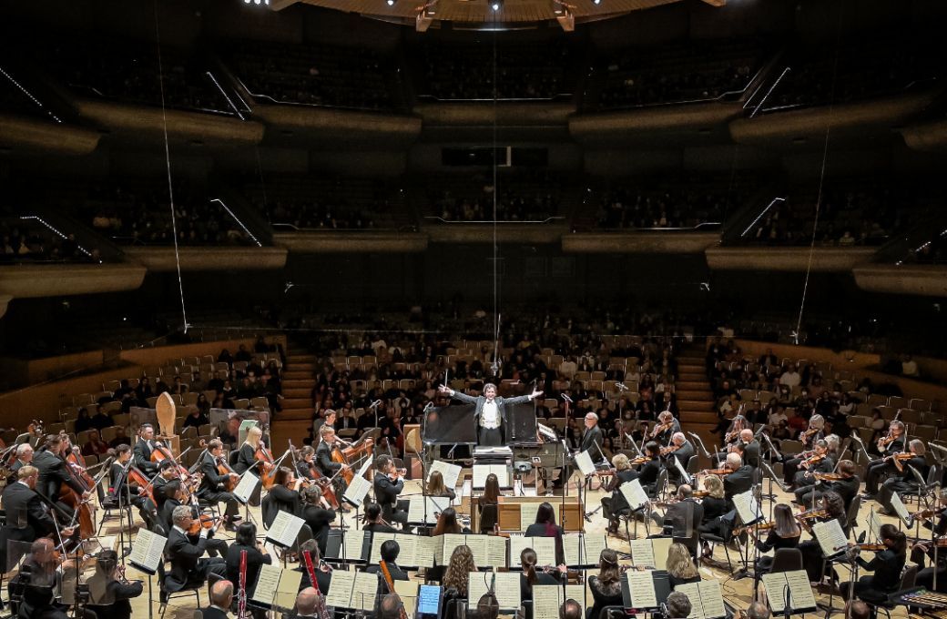 Gustavo Gimeno conducts the Toronto Symphony Orchestra © Allan Cabral