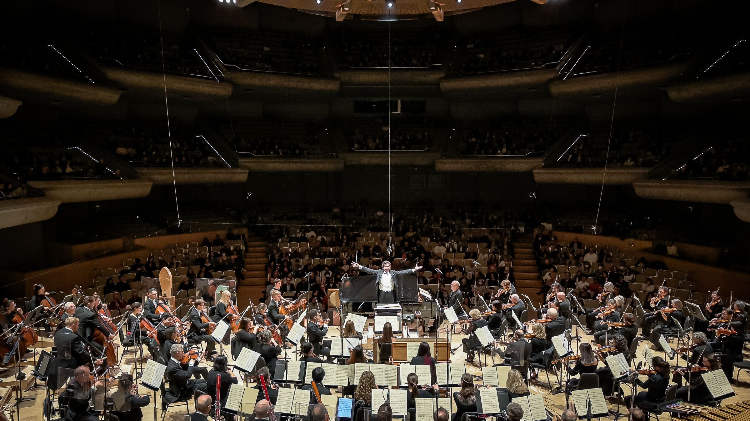 Gustavo Gimeno conducts the Toronto Symphony Orchestra © Allan Cabral