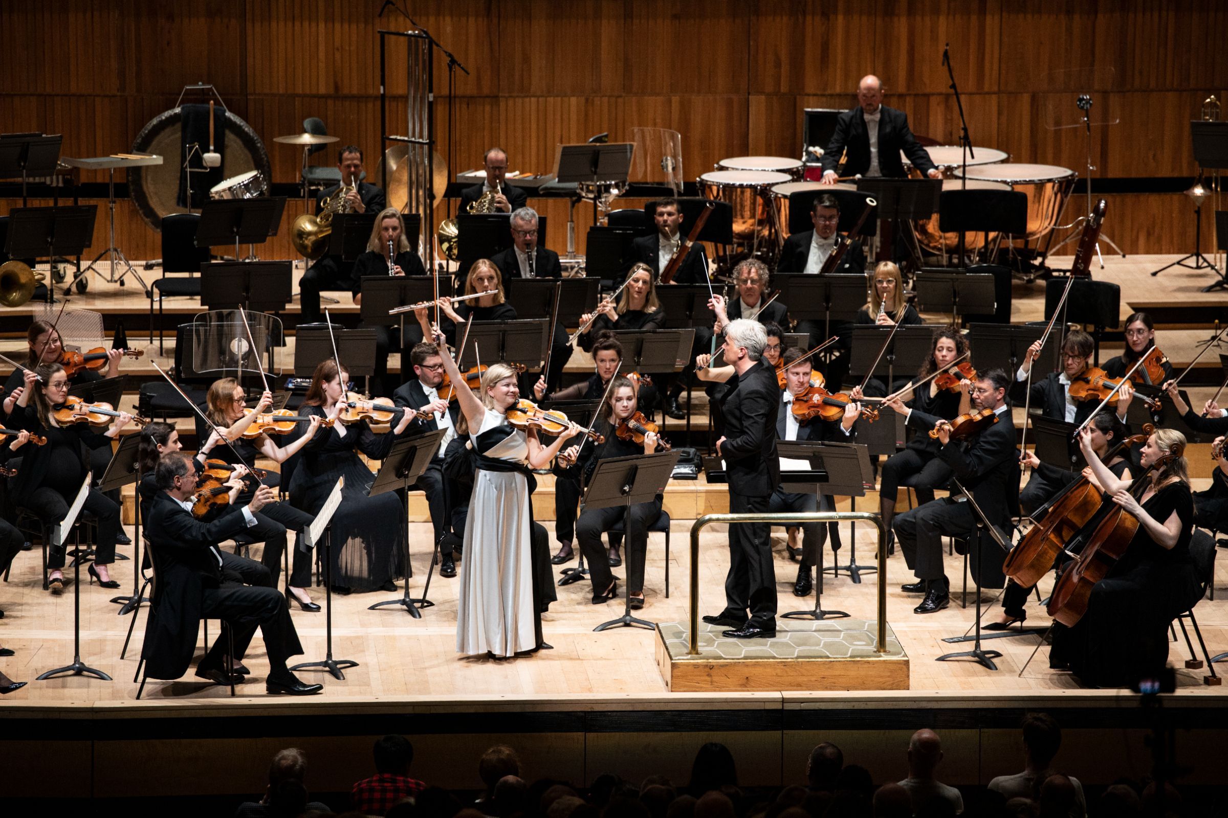Alina Ibragimova, Edward Gardner and the London Philharmonic Orchestra © London Philharmonic Orchestra
