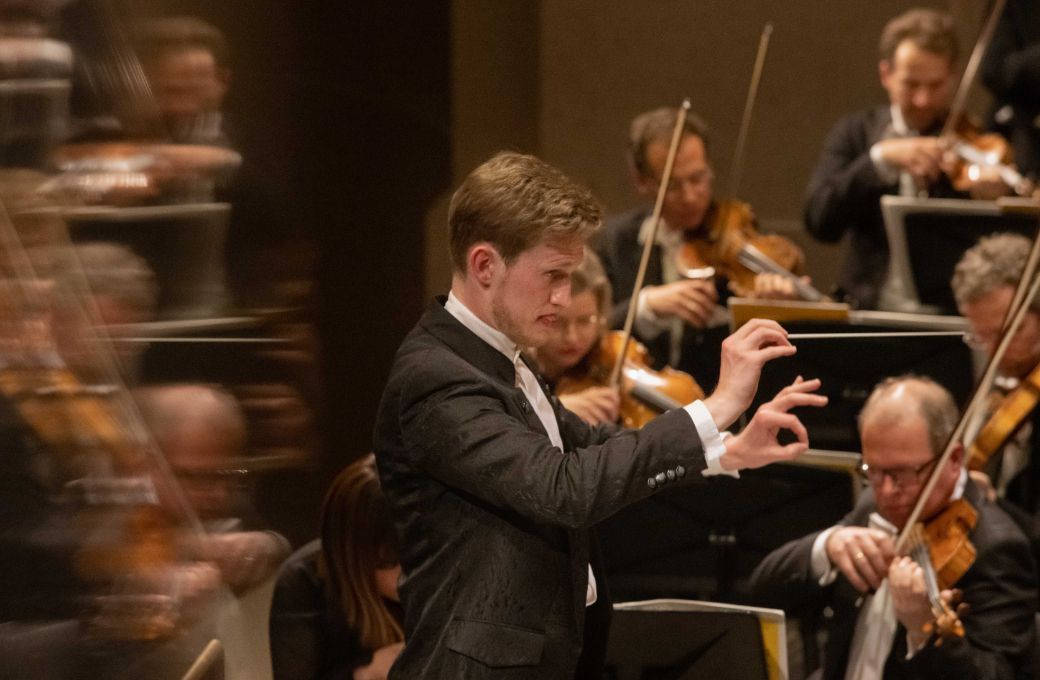 Thomas Guggeis conducts the Staatskapelle Berlin © Jakob Tillmann