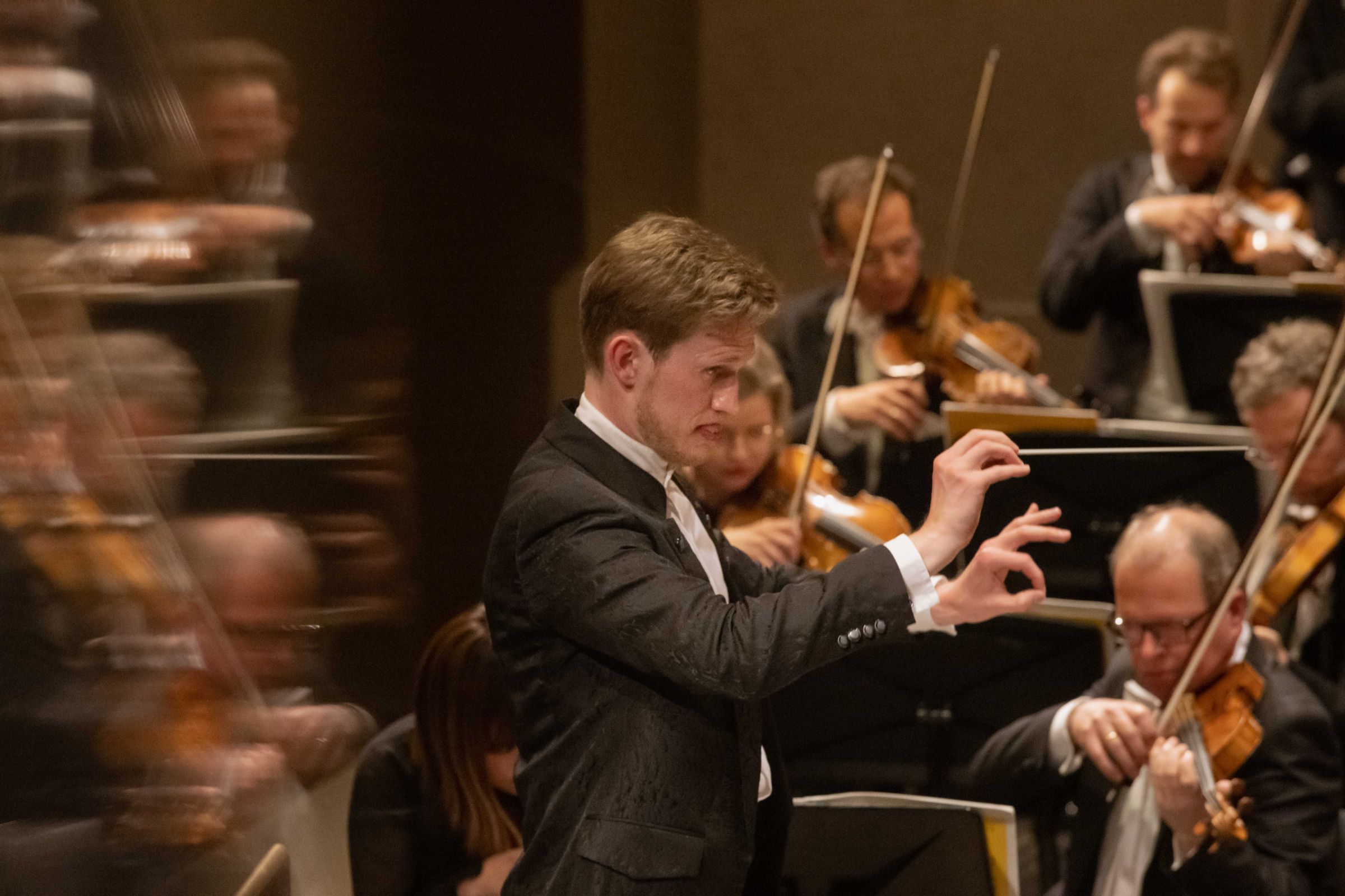 Thomas Guggeis conducts the Staatskapelle Berlin © Jakob Tillmann