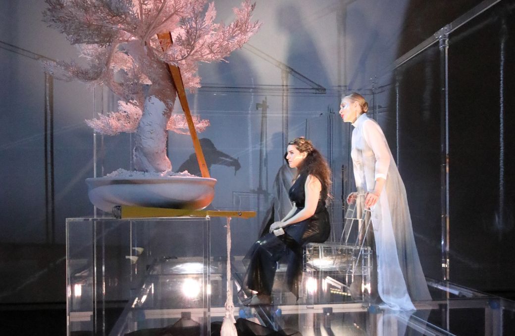 Sarah Aristidou (Hanako) und Charlotte Hellekant (Jitsuko Honda) &copy; Wilfried H&ouml;sl