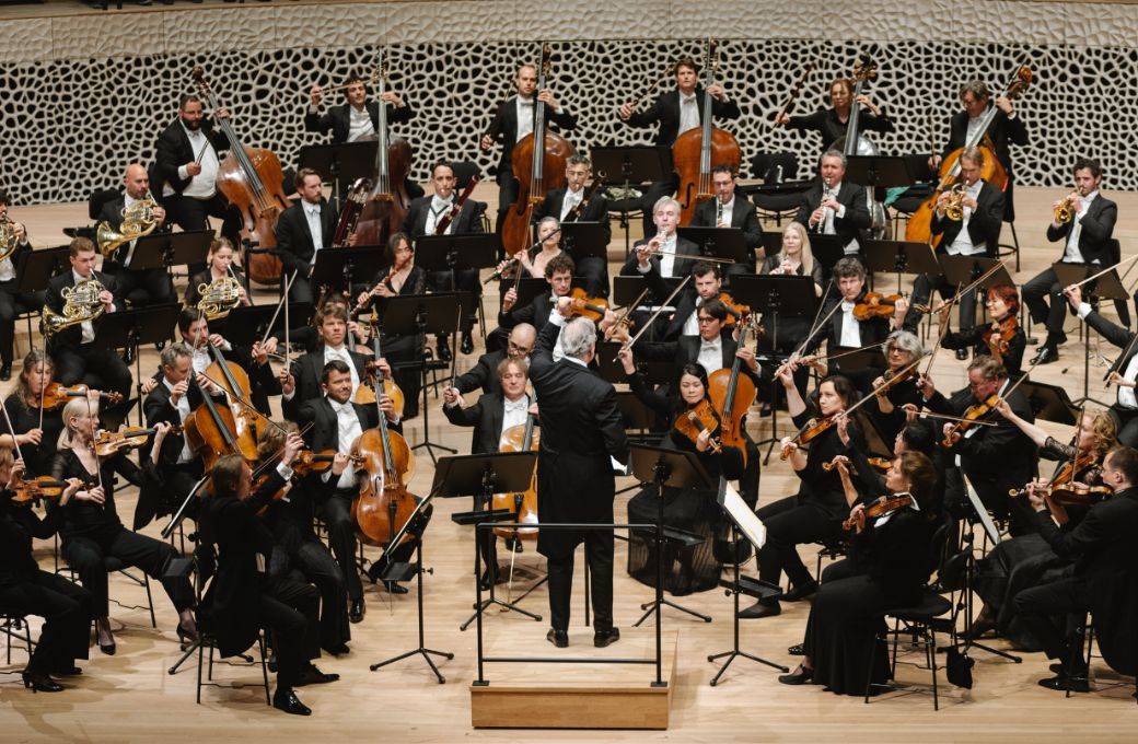 Sir John Eliot Gardiner dirigiert das Royal Concertgebouw Orchestra © Daniel Dittus