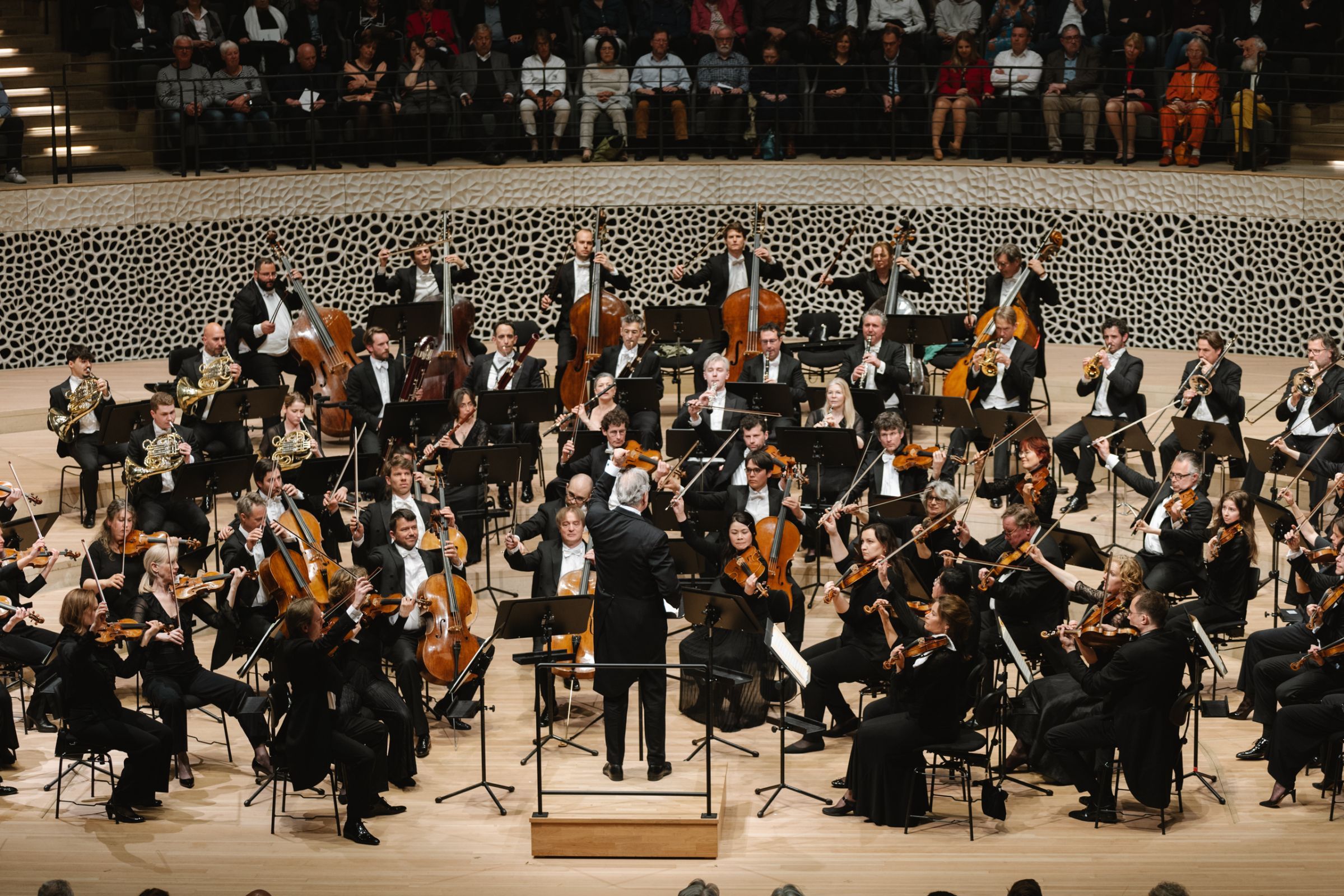 Sir John Eliot Gardiner dirigiert das Royal Concertgebouw Orchestra © Daniel Dittus
