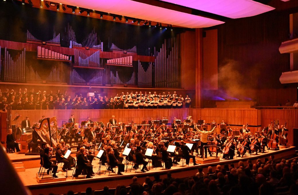 Stanislav Kochanovsky conducts the Philharmonia © Mark Allan