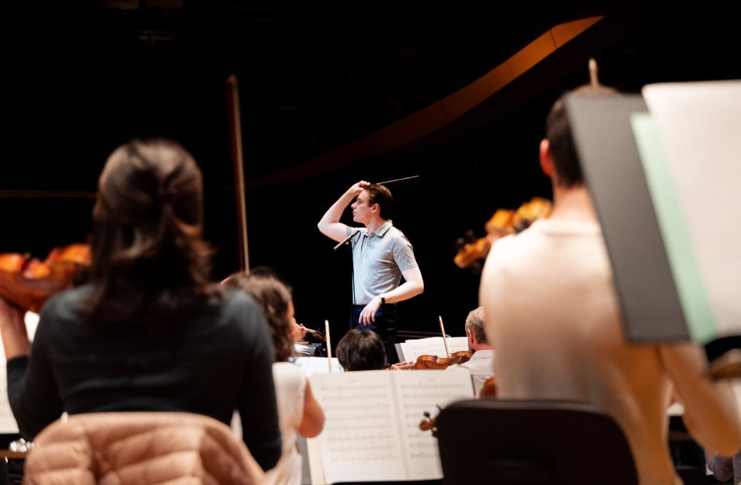 Klaus Mäkelä en répétition avec l'Orchestre de Paris © Émile Moutaud