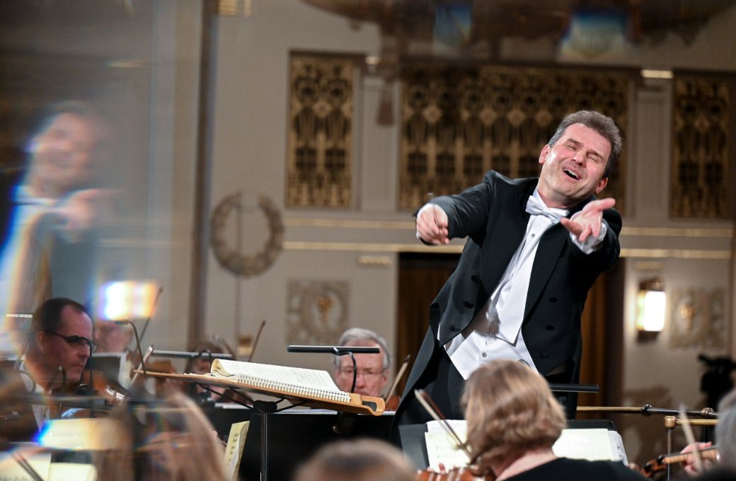 Tomáš Hanus conducts the Orchestra of Welsh National Opera © Pražské Jaro | Prague Spring Festival 2023 | Ivan Malý