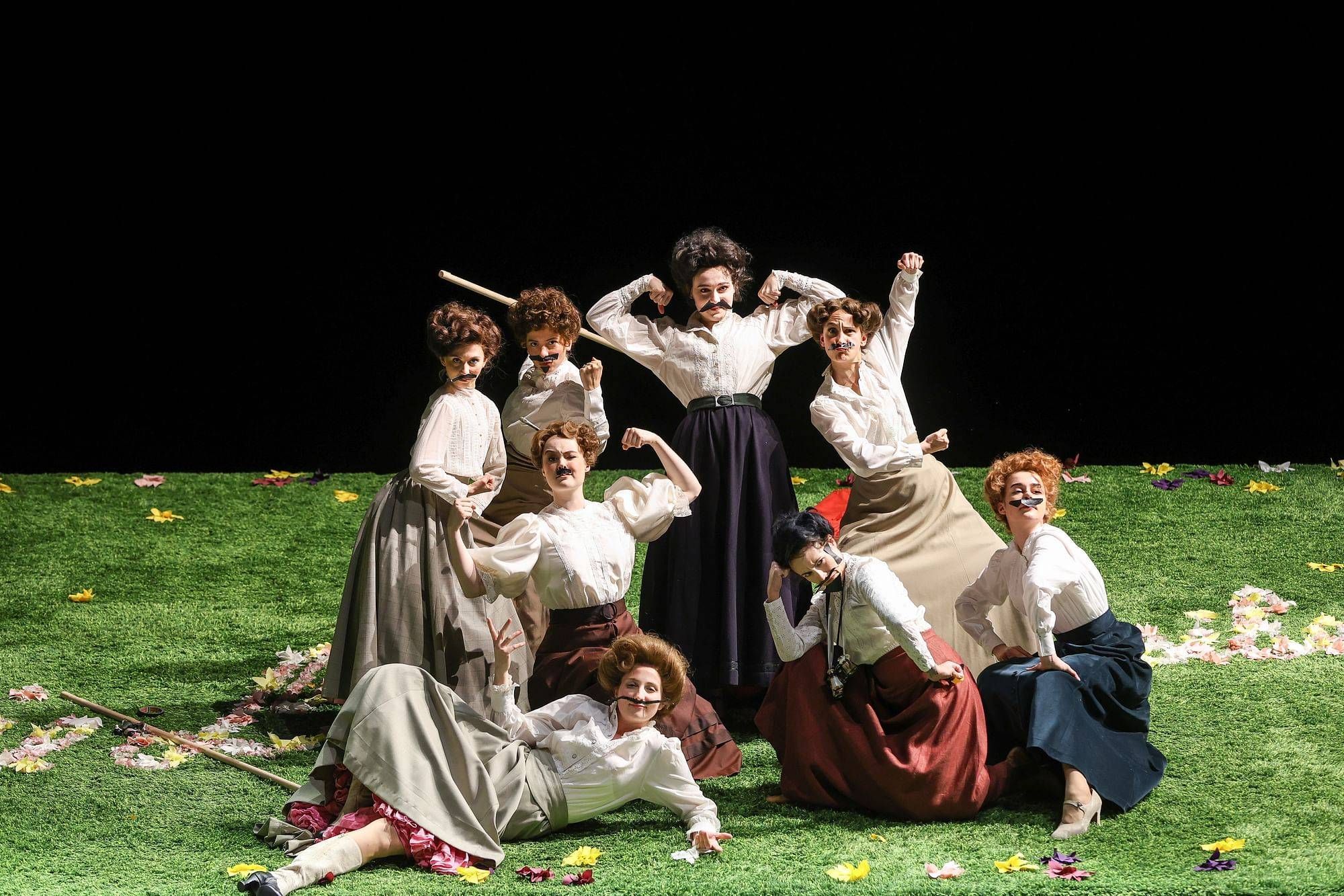 Lauren Urquhart (Anna Reich) und Statisterie © Barbara Pálffy | Volksoper Wien