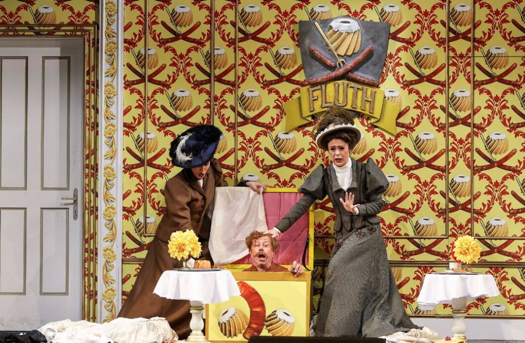 Anett Fritsch (Frau Fluth), Martin Winkler (Sir John Falstaff) und Stephanie Maitland (Frau Reich) © Barbara Pálffy | Volksoper Wien