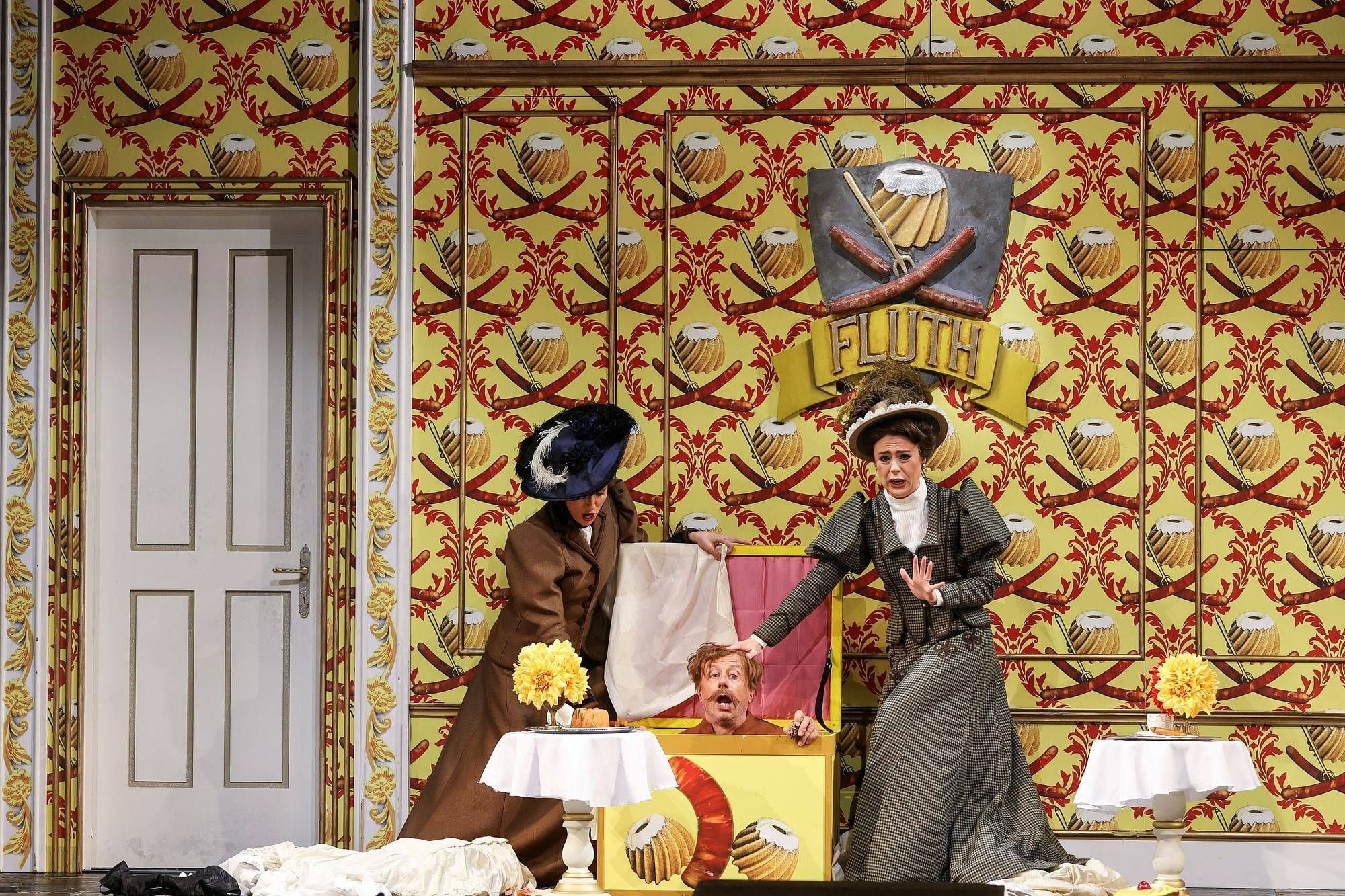 Anett Fritsch (Frau Fluth), Martin Winkler (Sir John Falstaff) und Stephanie Maitland (Frau Reich) © Barbara Pálffy | Volksoper Wien