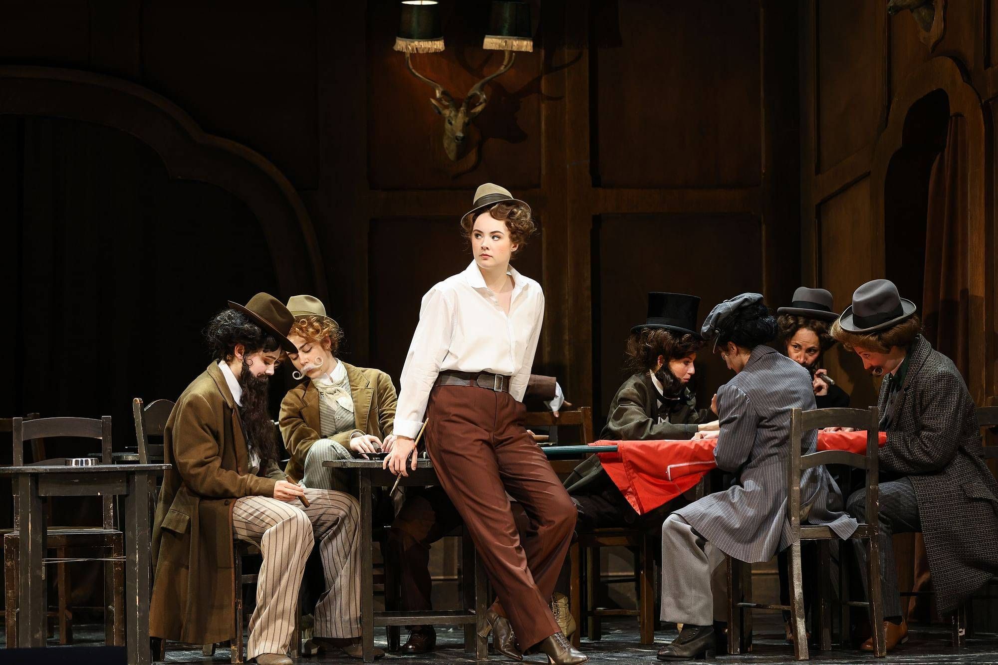 Lauren Urquhart (Anna Reich) und Statisterie © Barbara Pálffy | Volksoper Wien