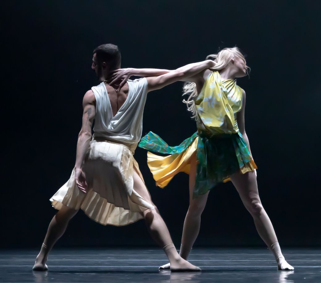 Introdans in Adonis Foniadakis' <i>Selon Desir</i> © Hans Gerritsen