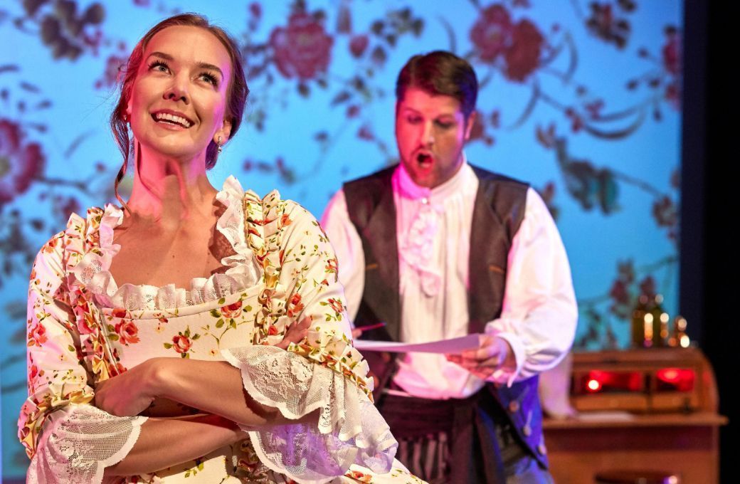 R&auml;nzl&ouml;v as Rosina in <i>Il Barbiere di Siviglia</i> &copy; Sm&aring;landsoperan