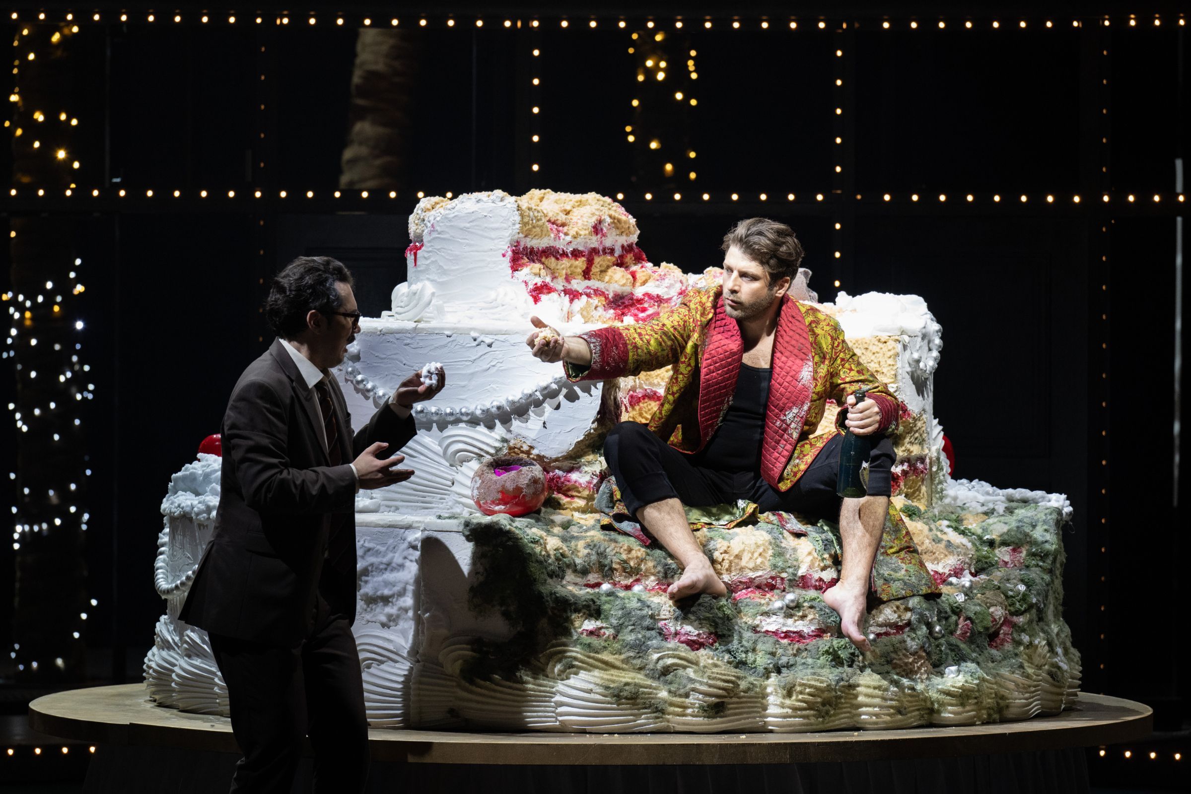 Mikhail Timoshenko (Leporello) and Andrey Zhilikhovsky (Don Giovanni) © Glyndebourne Productions Ltd; Photo: Monika Rittershaus