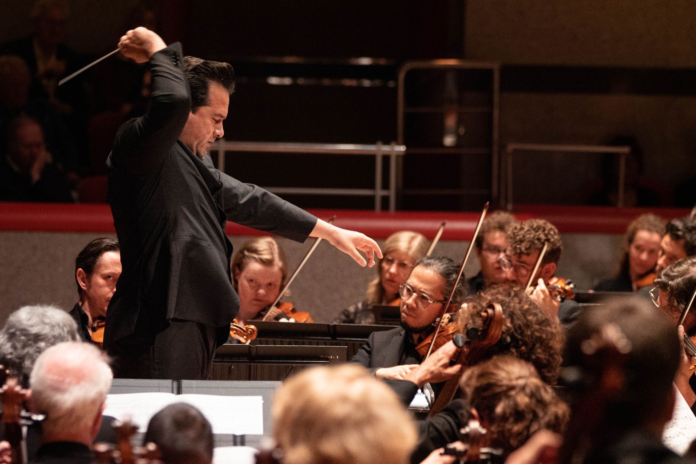 Robert Treviño conducts the CBSO © Hannah Fathers