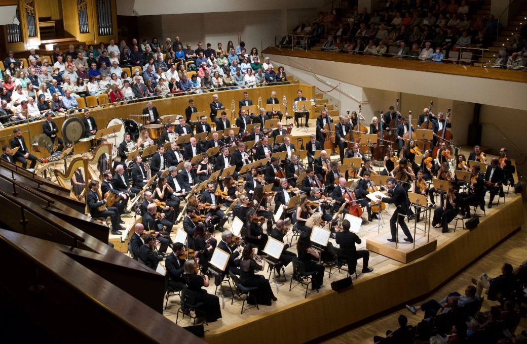 David Afkham al frente de la Orquesta Nacional de España © Rafa Martín | OCNE