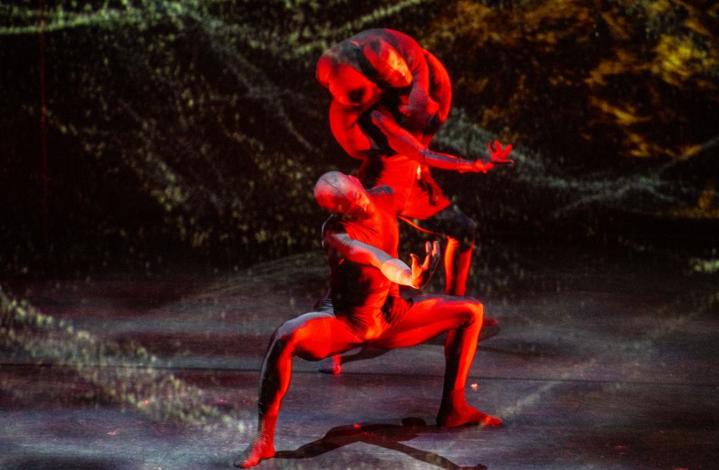 Chien-Shun Liao and Jasiah Marshall in Wayne McGregor's <i>UniVerse: A Dark Crystal Odyssey</i> © Andrej Uspenski