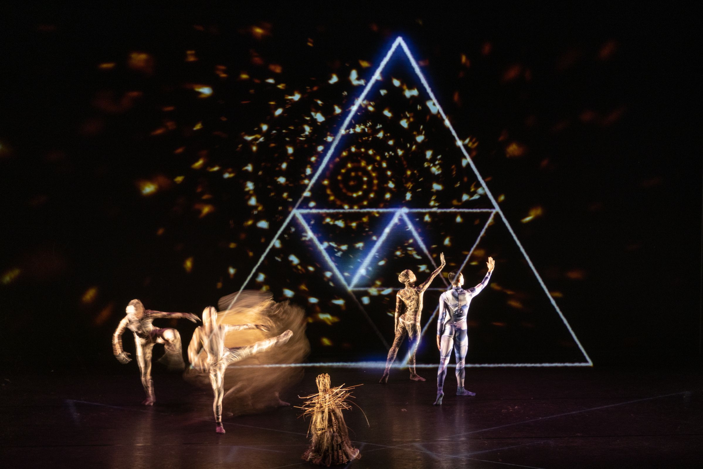 Company Wayne McGregor in <i>UniVerse: A Dark Crystal Odyssey</i> © Andrej Uspenski