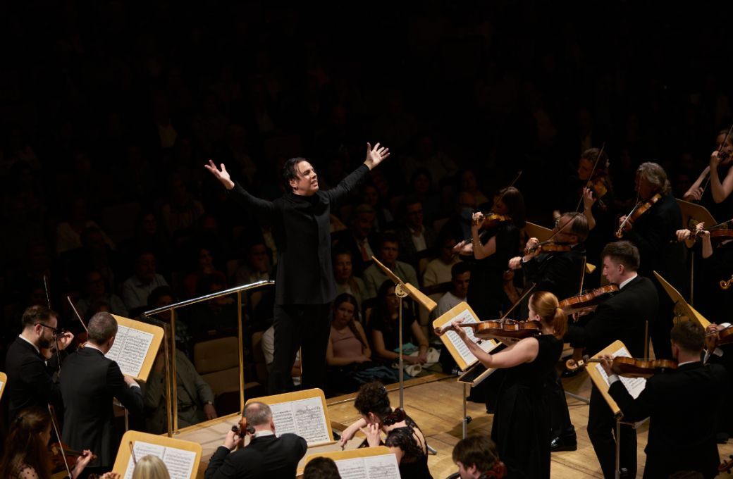 Teodor Currentzis al frente de la orquesta musicAeterna &copy; Cristina Asensio