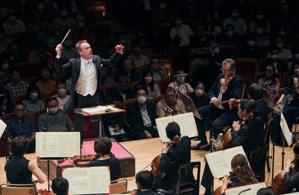 Jonathan Nott dirigiert das Tokyo Symphony Orchestra © T.Tairadate | TSO