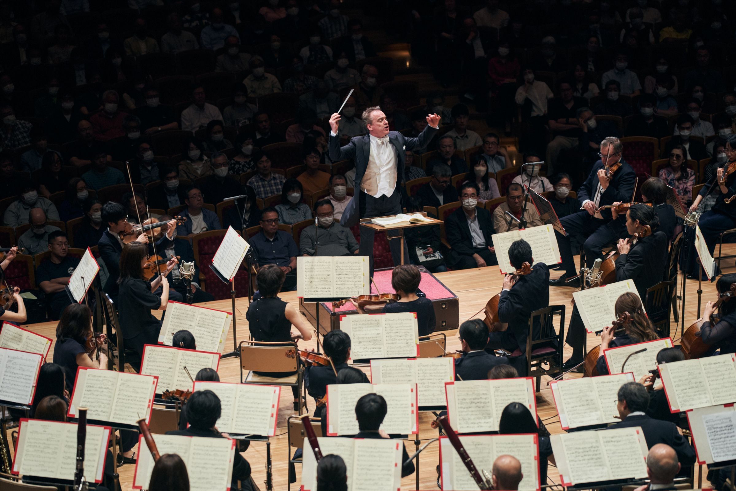 Jonathan Nott dirigiert das Tokyo Symphony Orchestra © T.Tairadate | TSO