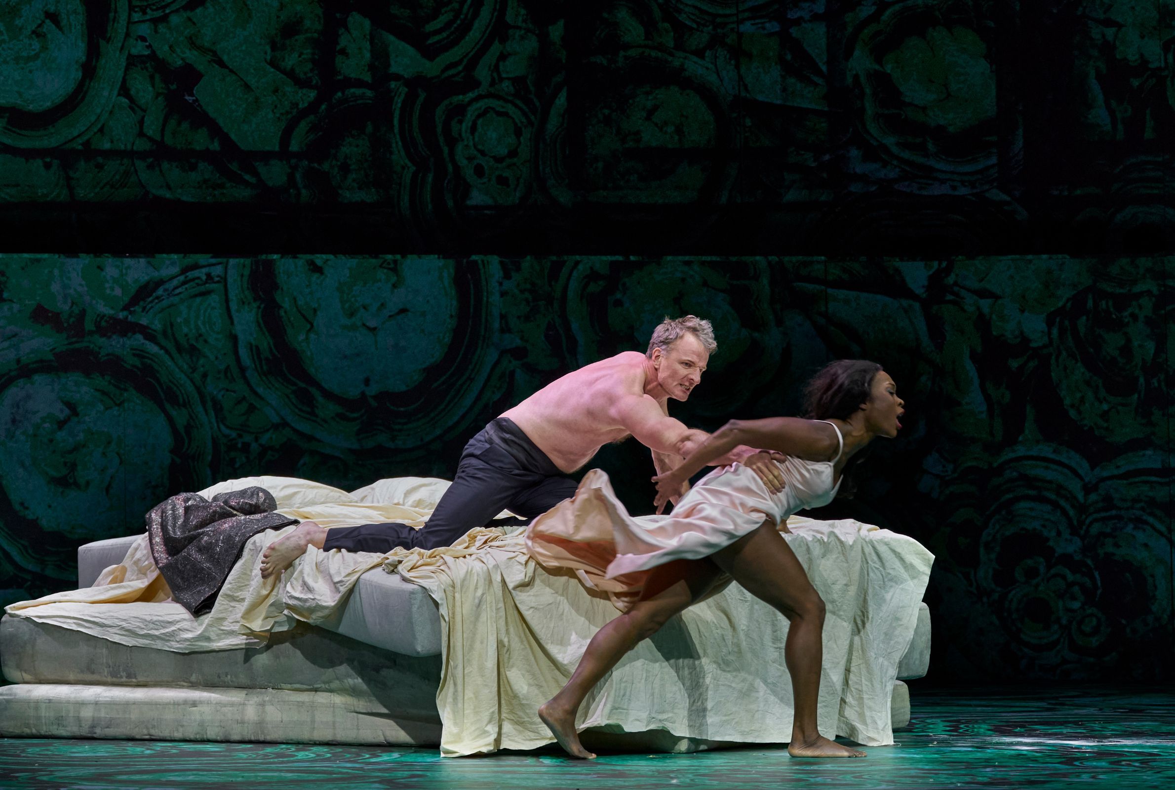 Ivan Ludlow (Edward II) and Jeanine De Bique (Isabel) &copy; Herwig Prammer