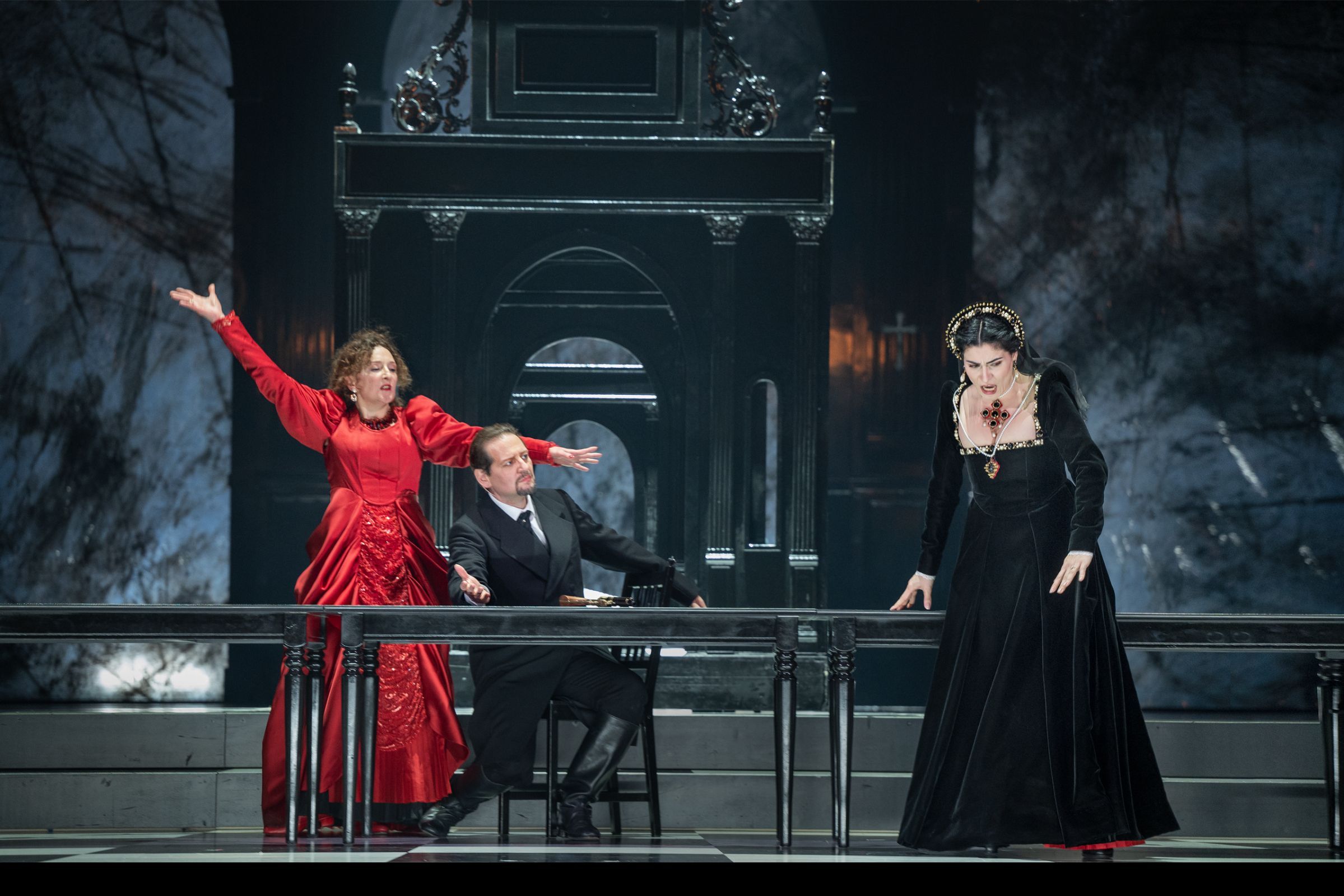 Nora Gubisch (Anne Boleyn), Lionel Lhote (Henry VIII), Claire Antoine (Lady Clarence) &copy; Baus