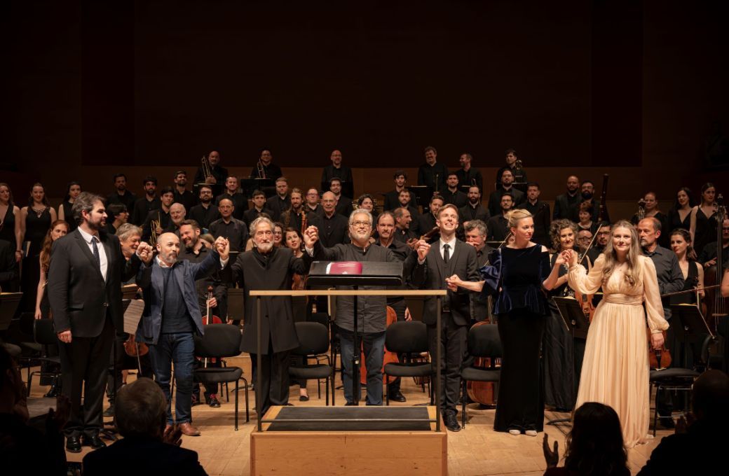 Jordi Savall acompa&ntilde;ado por solistas y conjuntos al t&eacute;rmino de la interpretaci&oacute;n &copy; May Zircus | L'Auditori