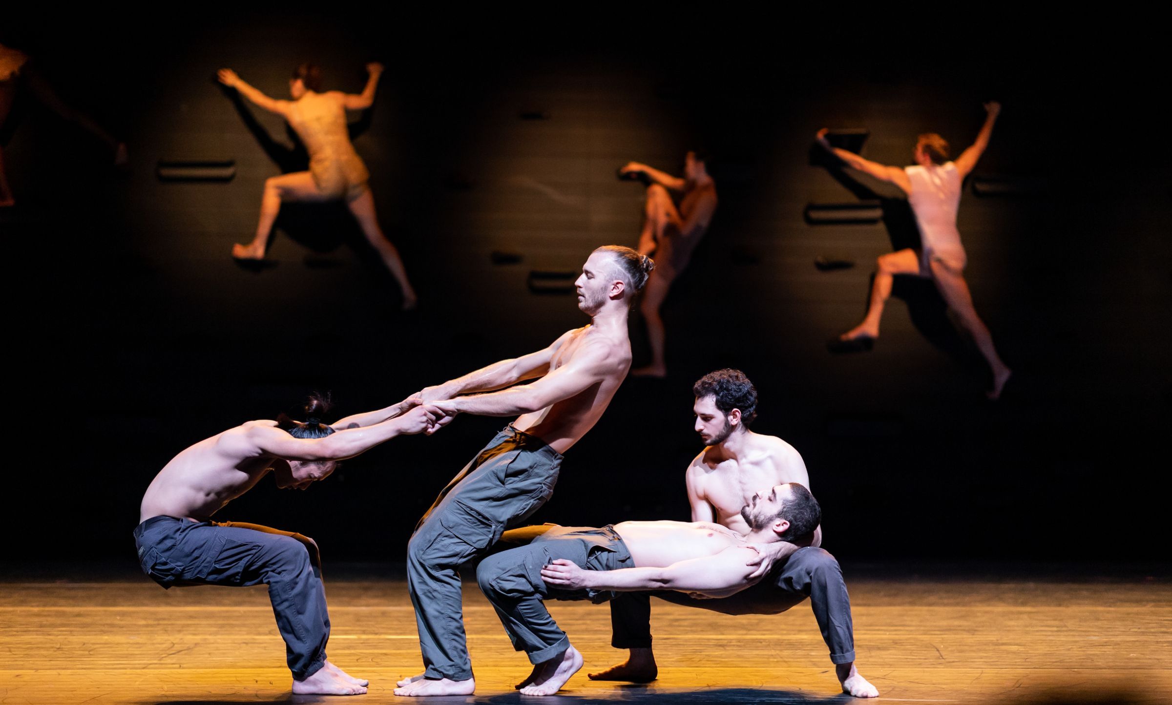 <i>MOMO</i> d'Ohad Naharin à La Villette © Ascaf