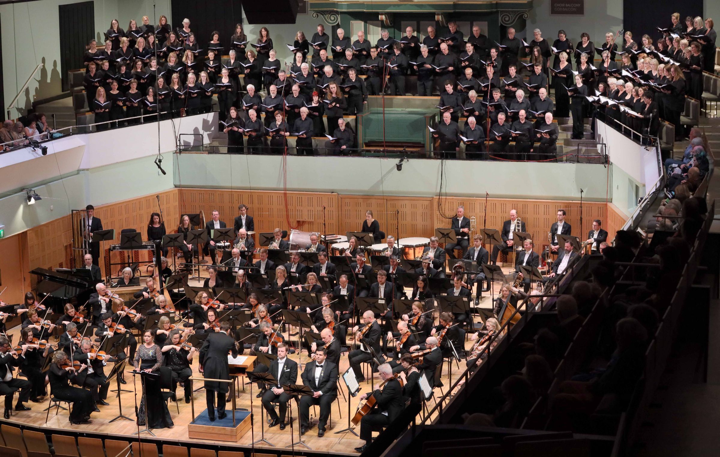 Mihhail Gerts with soloists and the National Symphony Chorus and Orchestra &copy; Mark Stedman
