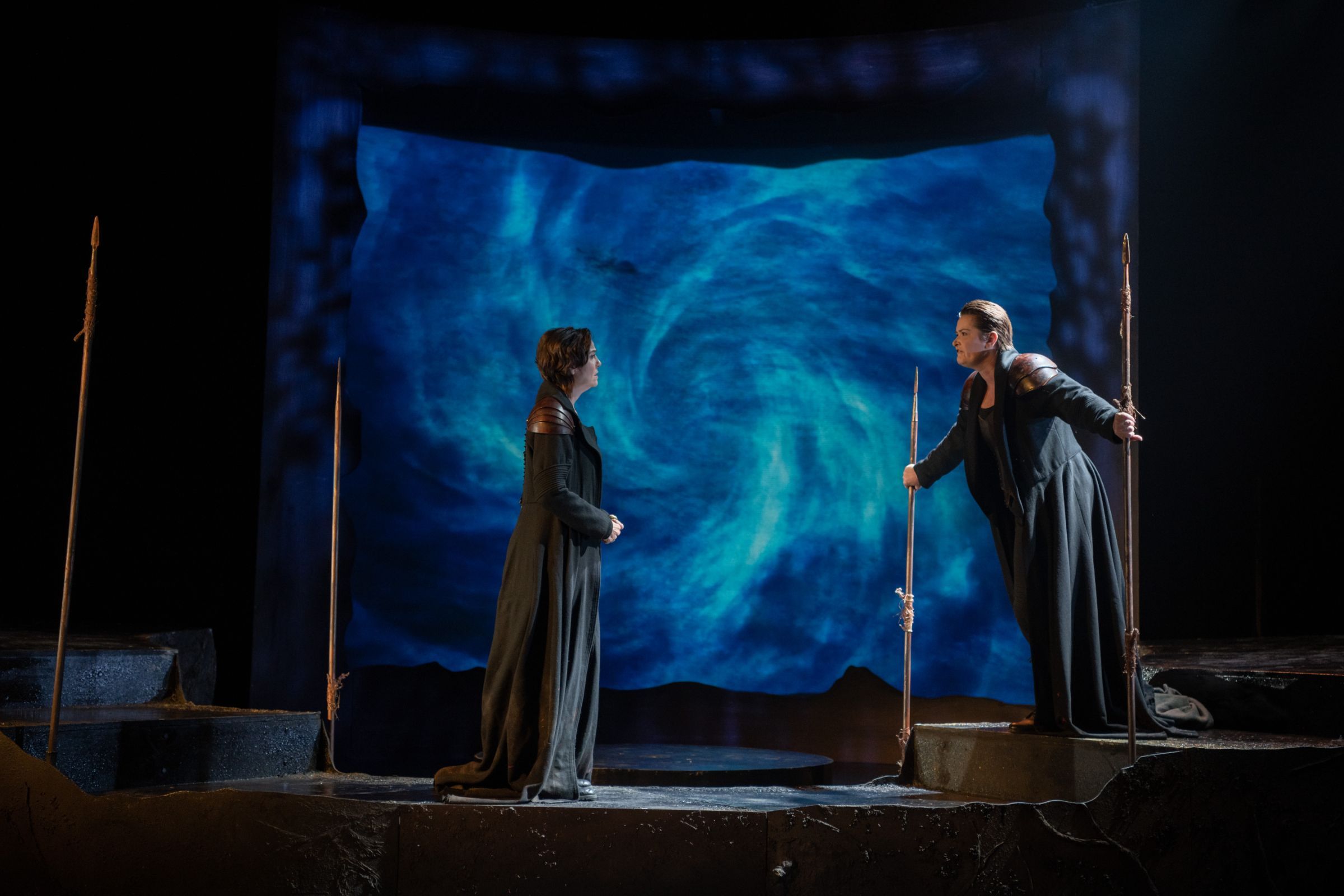 Lee Bisset (Brünnhilde) and Catherine Carby (Waltraute) © Matthew Williams-Ellis