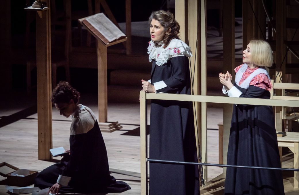 Ève-Maud Hubeaux (Mère Marie), Nicole Car (Blanche de la Force) und Maria Nazarova (Sœur Constance) © Ashley Taylor | Wiener Staatsoper
