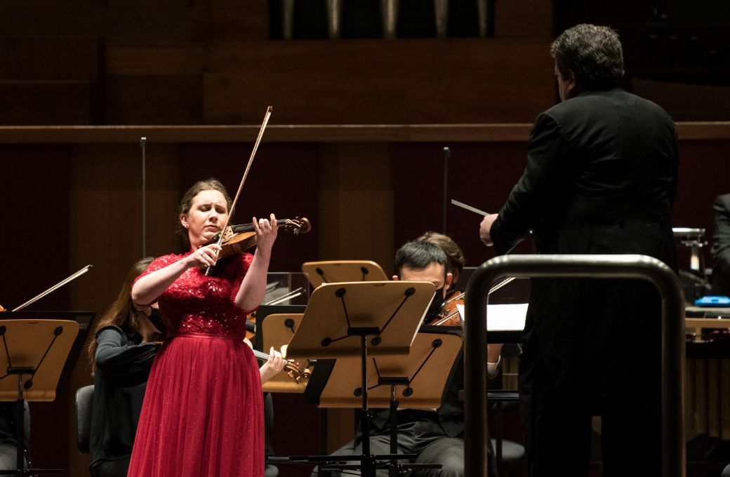 Chlo&euml; Hanslip performs with Andrew Litton in Singapore, 2022 &copy; Jack Yam | Singapore Symphony Orchestra