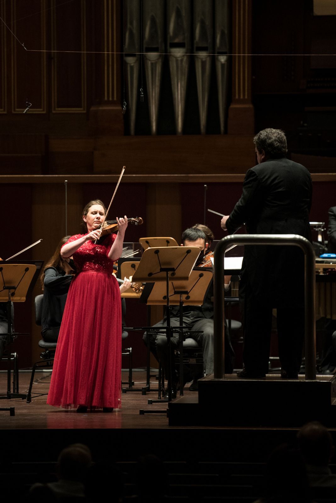 Chloë Hanslip performs with Andrew Litton in Singapore, 2022 &copy; Jack Yam | Singapore Symphony Orchestra