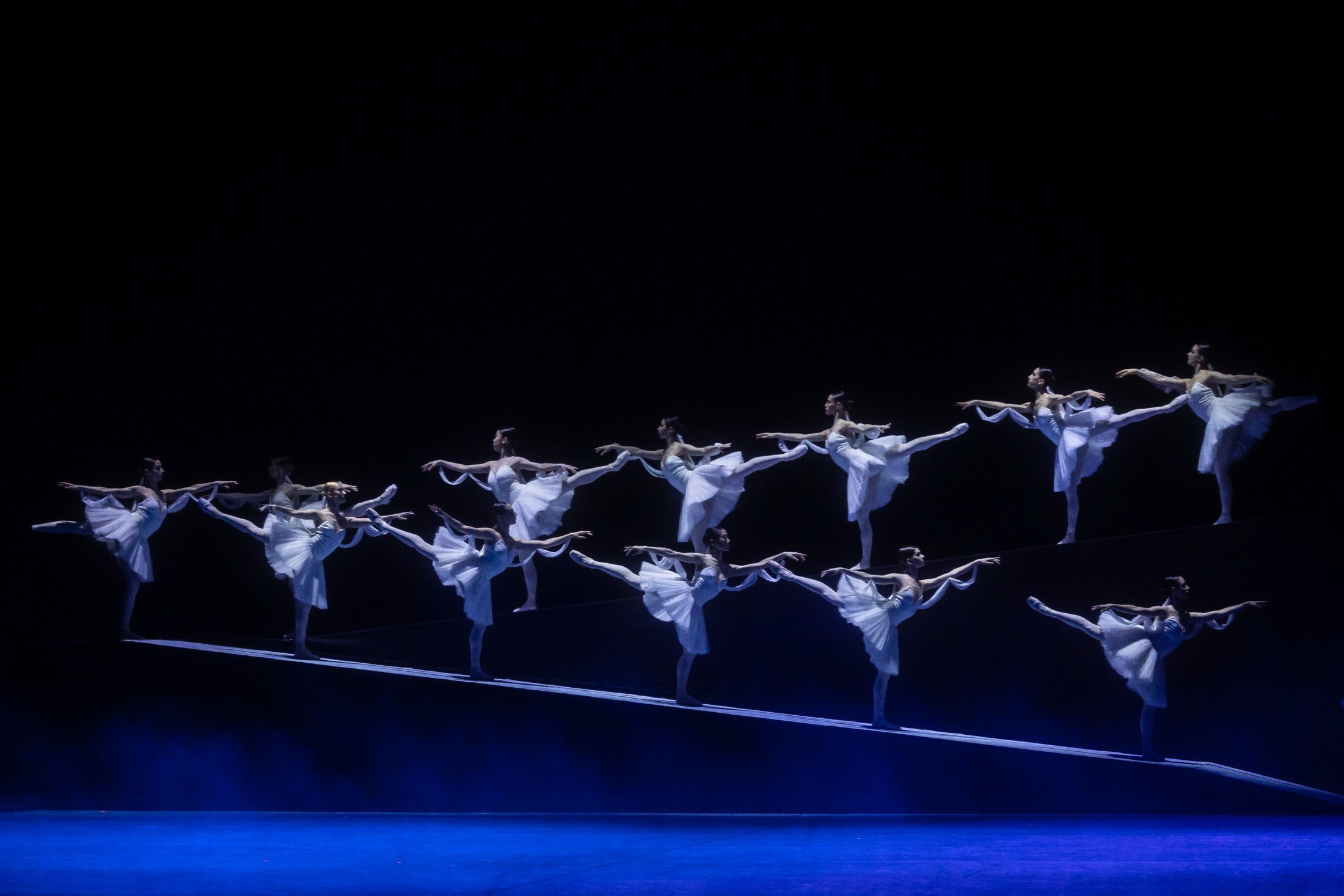 Hungarian National Ballet in The Kingdom of the Shades from <i>La Bayadère</i> &copy; Attila Nagy