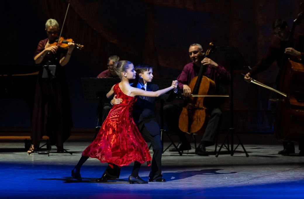 Liza Guly&aacute;s, M&aacute;t&eacute; Vincze Bertalan, Hungarian National Ballet Institute in <i>Milongueando en el 40</i> &copy; Attila Nagy