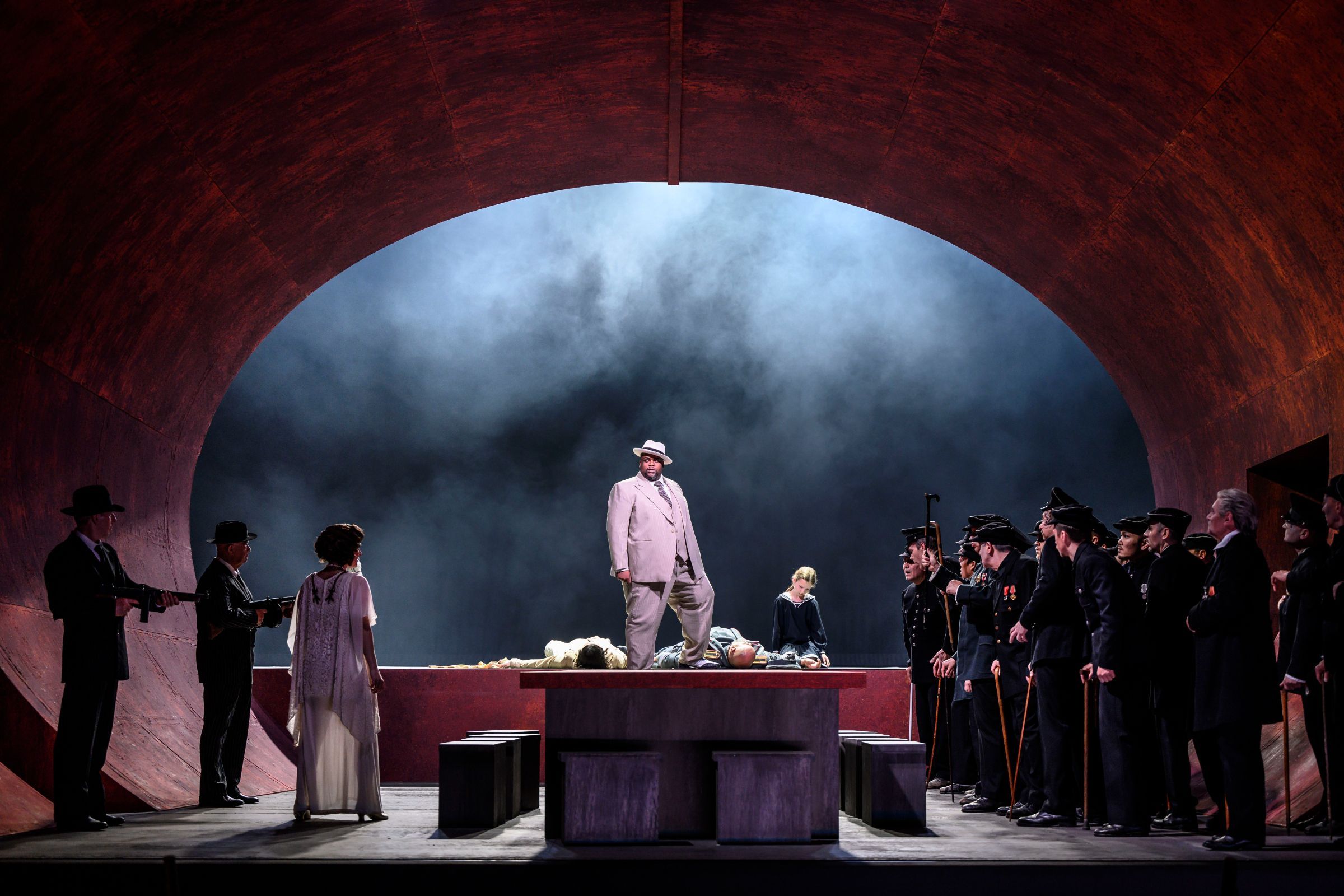 Ilia Papandreou (Klytaimnestra) und Siyabulela Ntlale (Aigisthos) &copy; Lutz Edelhoff