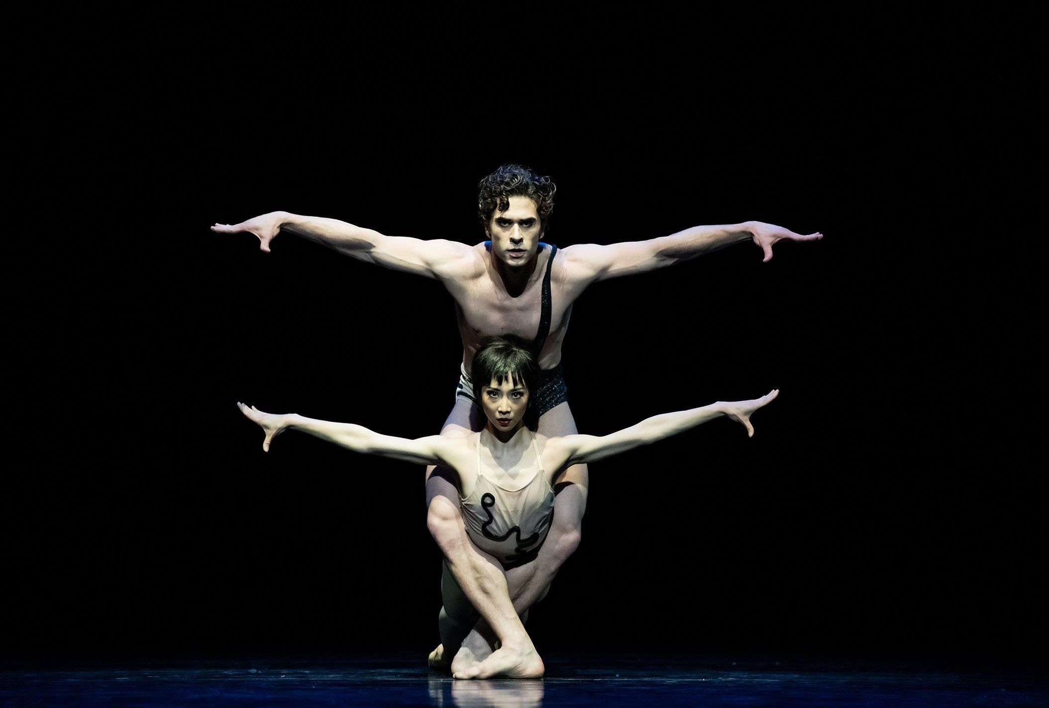 Gustavo Carvalho and Futaba Ishizaki in Jerome Robbins' <i>The Cage</i> &copy; Bettina Stöß