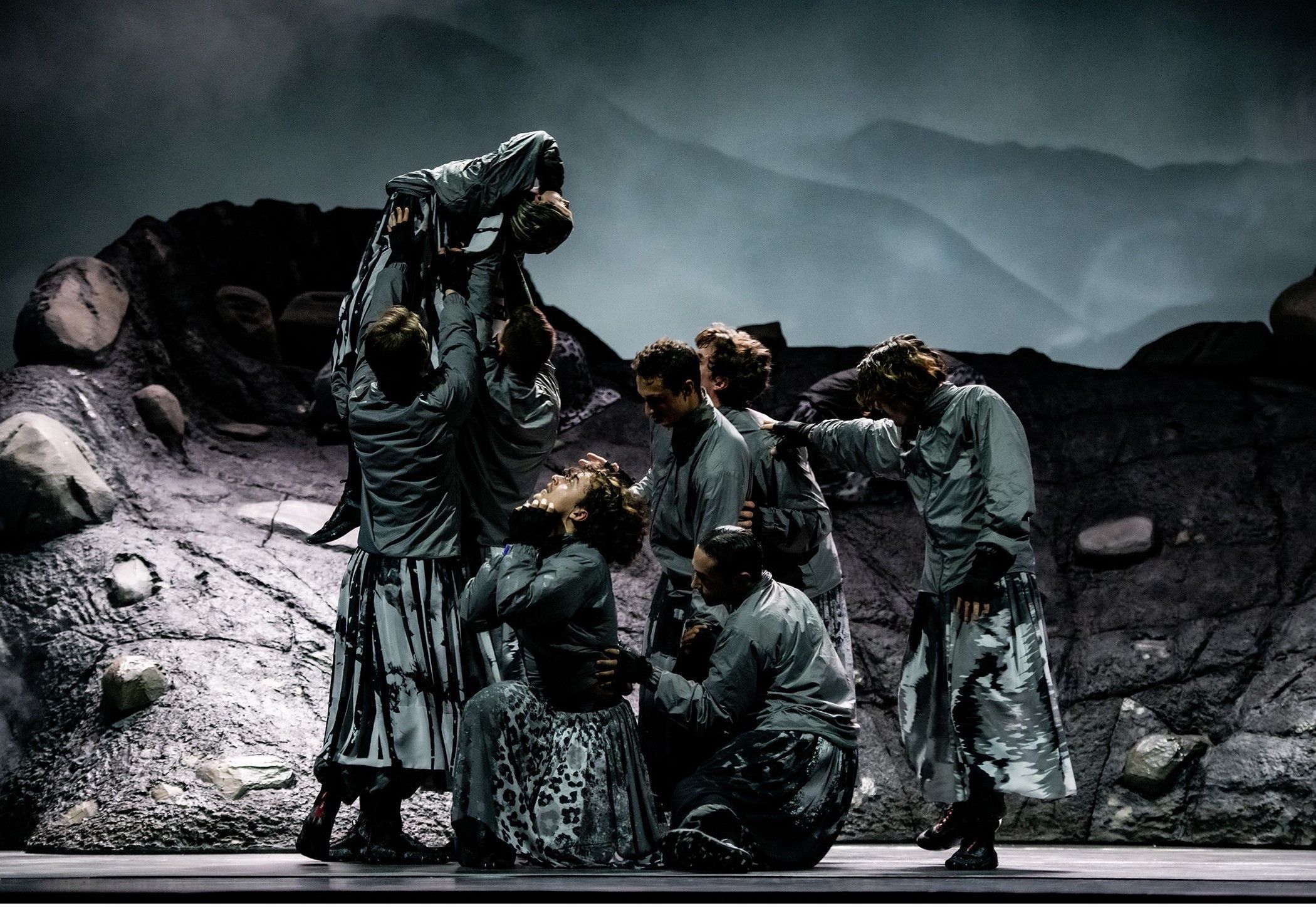 Ensemble Ballett am Rhein in Marcos Morau's <i>Le Sacre du printemps</i> &copy; Bettina Stöß