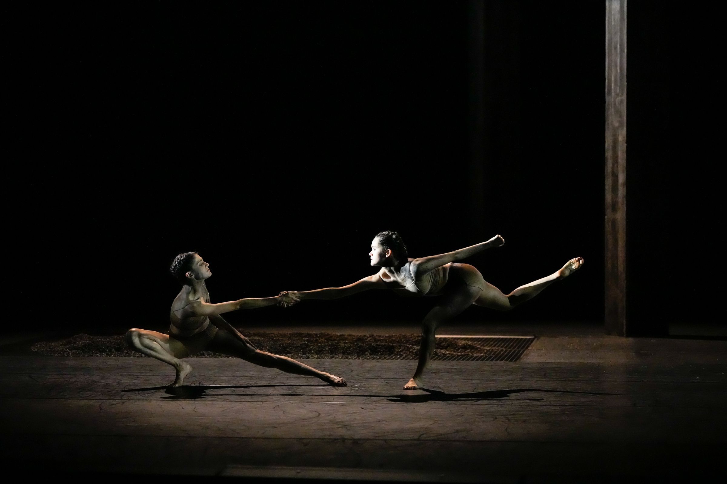 Anouk van der Weijde und Joana Senra in <i>Ascaresa</i> &copy; Roman Novitzky | Stuttgarter Ballett