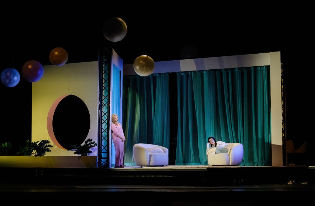 Emma Pearson (Fiordiligi) and Hanna Hipp (Dorabella) © Jinki Cambronero