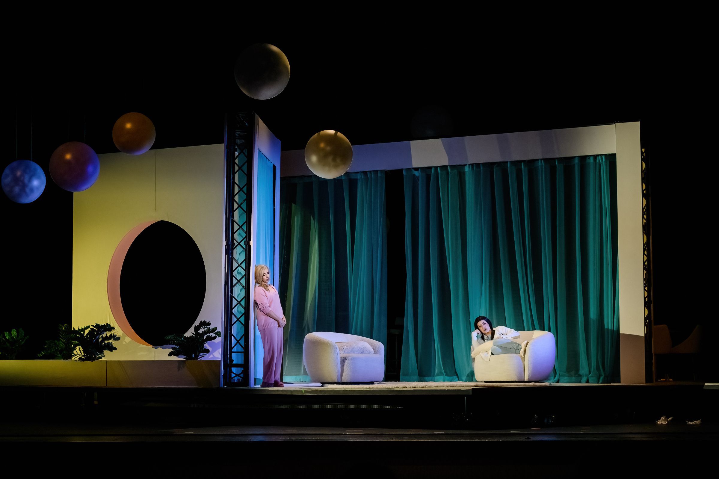 Emma Pearson (Fiordiligi) and Hanna Hipp (Dorabella) © Jinki Cambronero