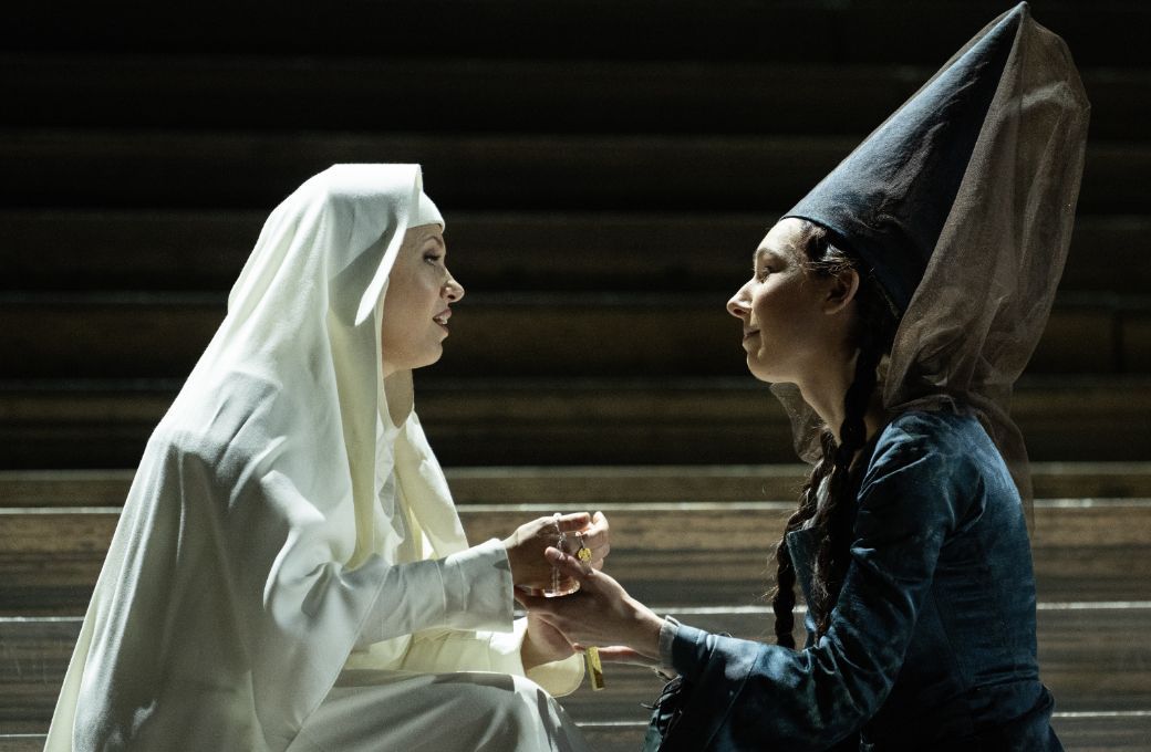 Marina Rebeka (Leonora) and Gabrielė Kupšytė (Ines) © ROH | Camilla Greenwell