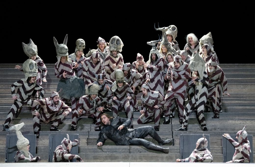 Riccardo Massi (Manrico) and the Royal Opera Chorus © ROH | Camilla Greenwell