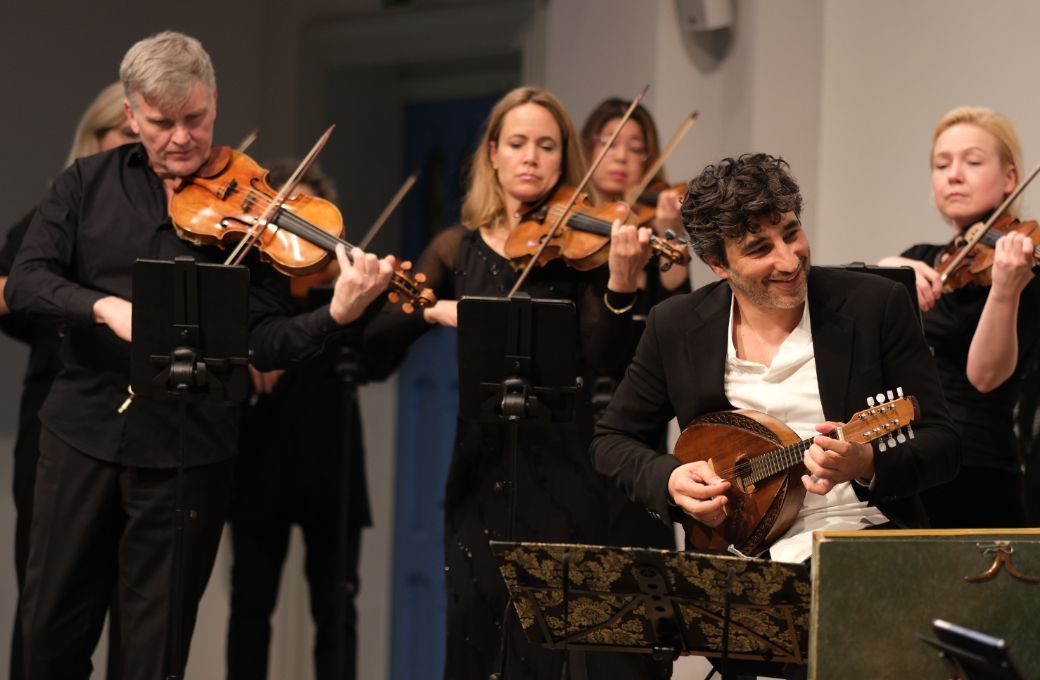 Avi Avital mit dem Zürcher Kammerorchester © Michel Bumann | ZKO