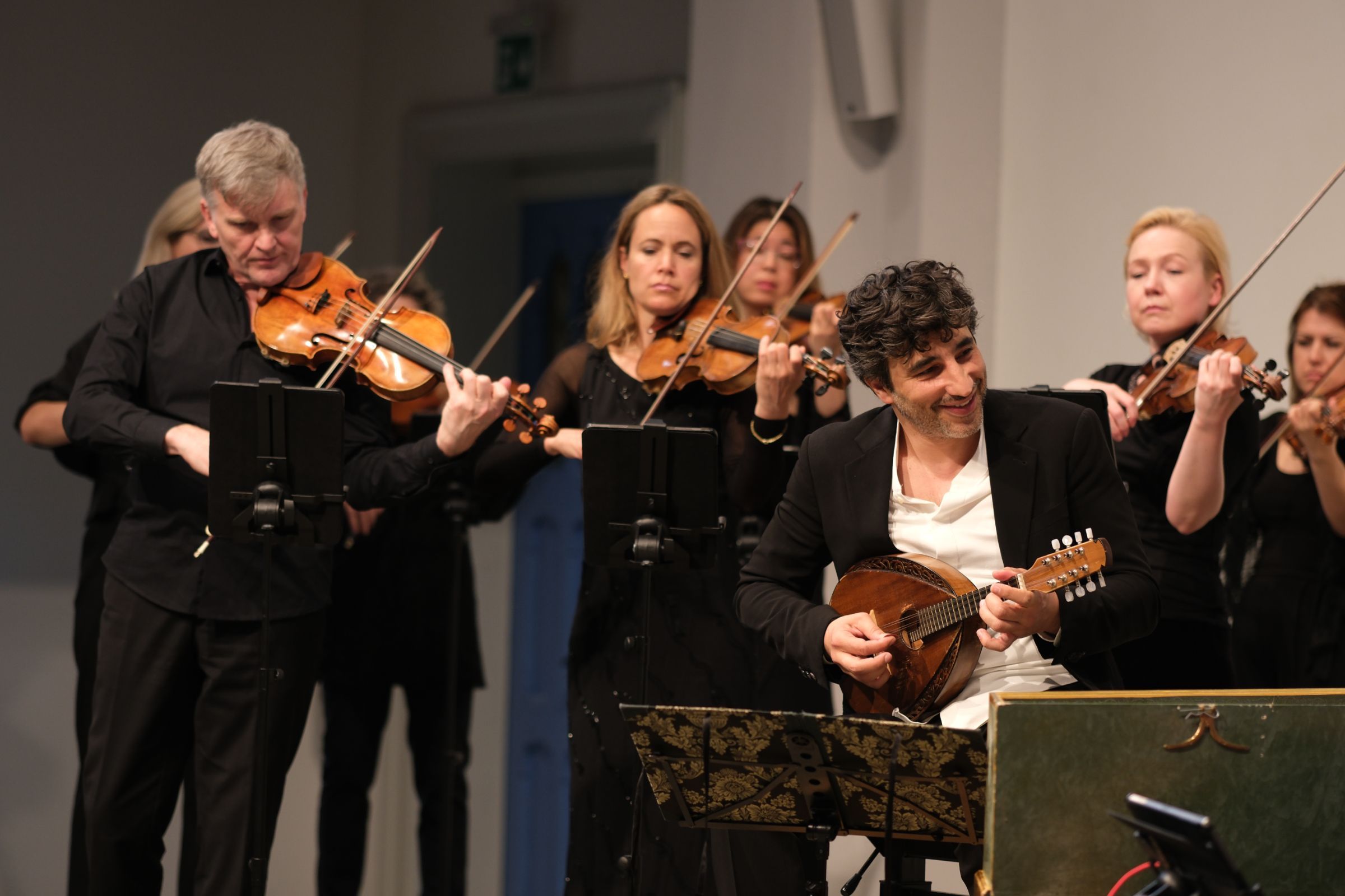 Avi Avital mit dem Zürcher Kammerorchester © Michel Bumann | ZKO