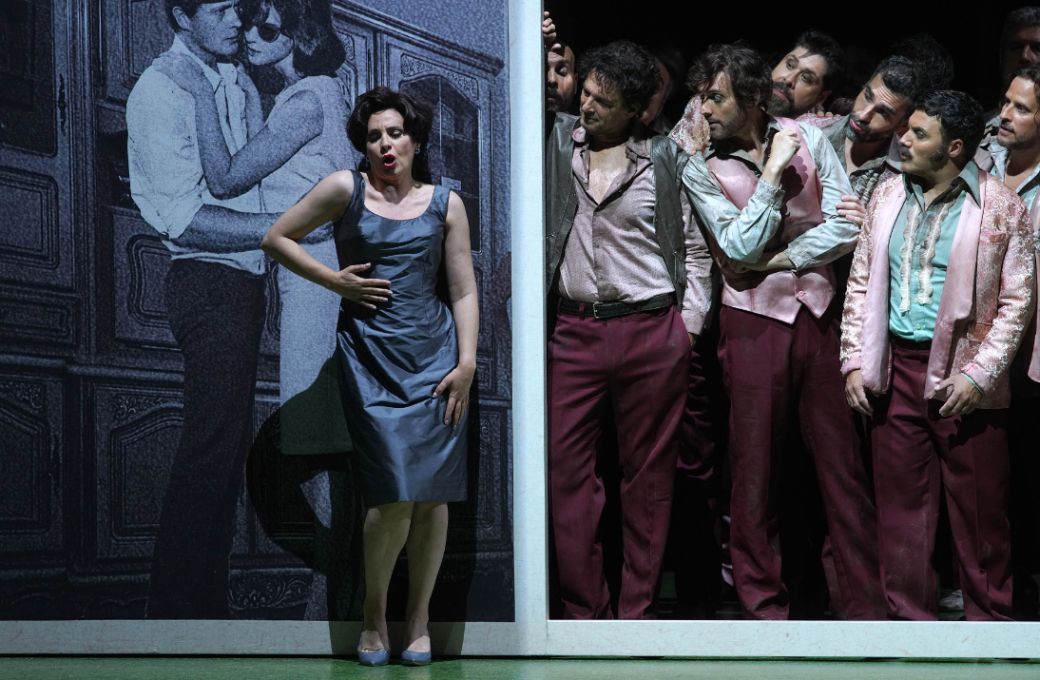 Sabina Puértolas (Fiorilla) y el Coro Titular del Teatro Real &copy; Javier del Real | Teatro Real